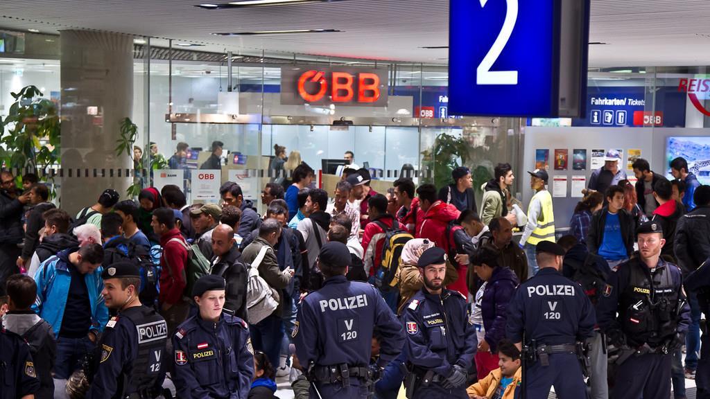Flüchtlinge in Salzburg: Hauptbahnhof in der Nacht auf Mittwoch