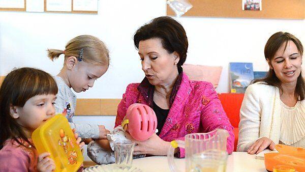 Ministerinnen beim Puppenspielen