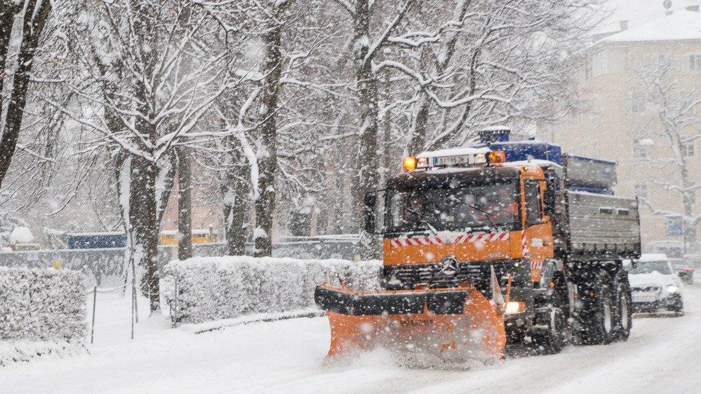 Schnee sorgt für Unfälle und Verkehrschaos: Innenstadt versinkt im Schnee