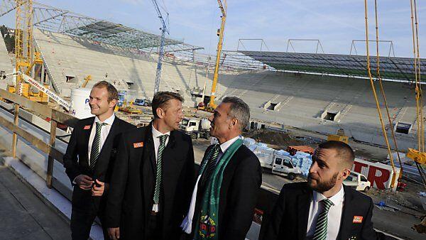 Rapid-Granden wie Trainer Barisic (2.v.l.) begutachten die Baustelle