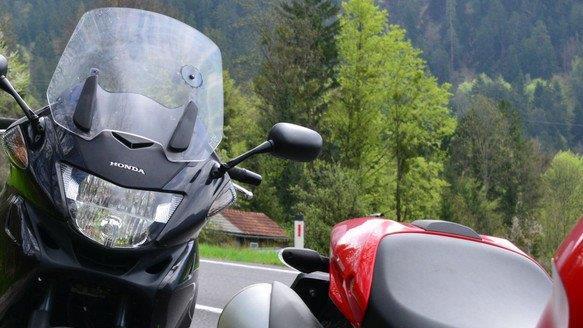 Biker stürzt am Pötschenpass