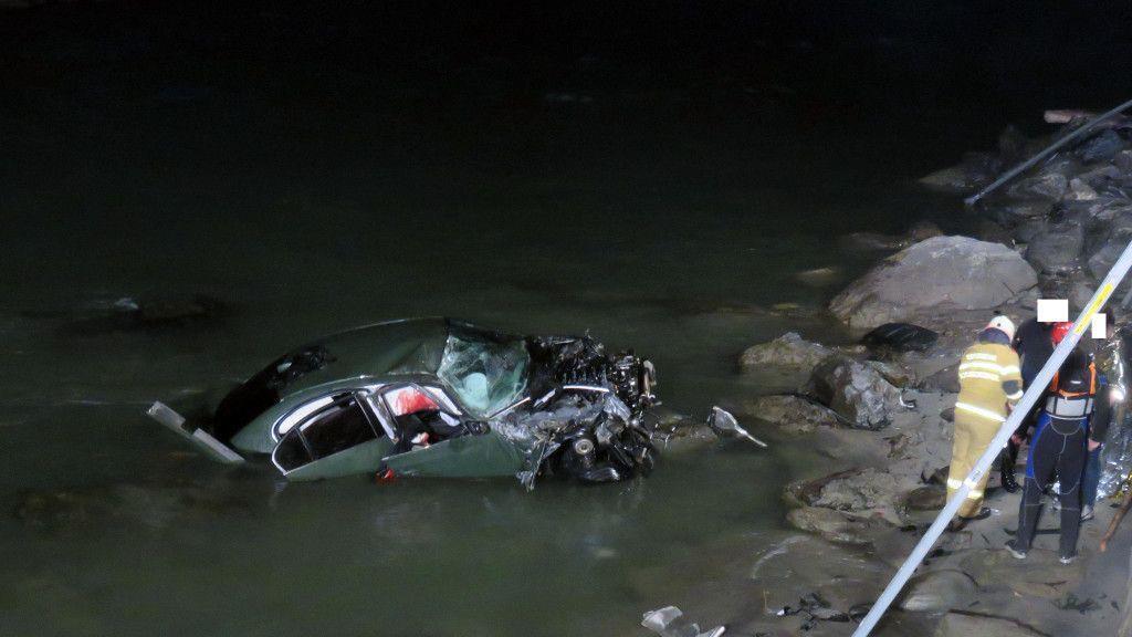 Auto stürzt in Salzach II