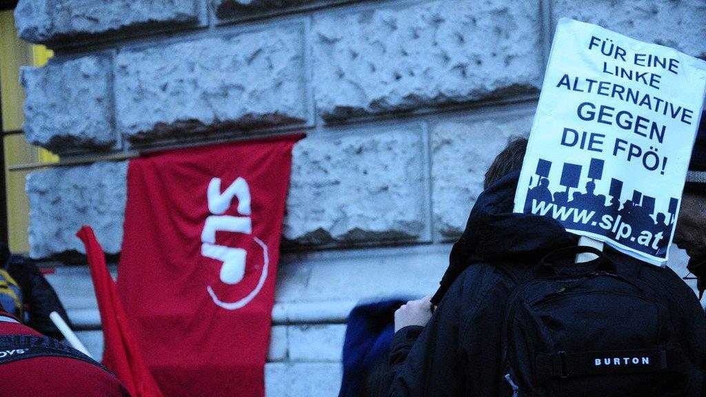 Akademikerball 2013: Demonstranten versammeln sich vor der Hauptuni