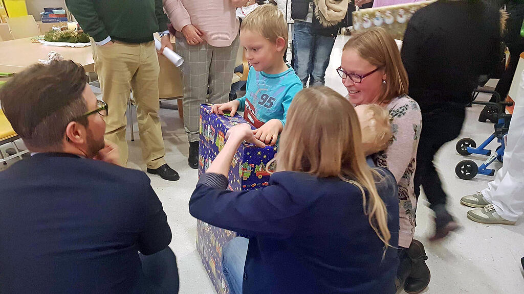 Geschenkeübergabe der Herzenswunsch-Aktion im Kinderspital