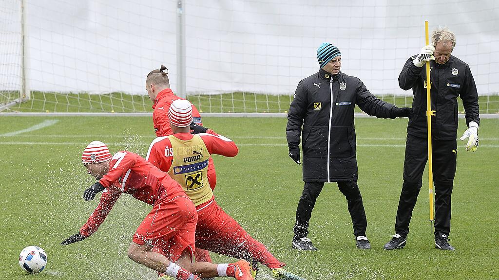 Teamchef Koller und Tormanntrainer Lindenberger (re.) während des Trainings des ÖFB-Teams.