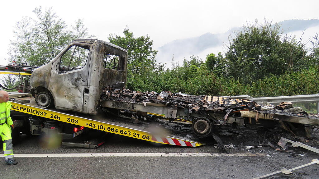 Fahrzeugbrand auf A10 bei Pfarrwerfen