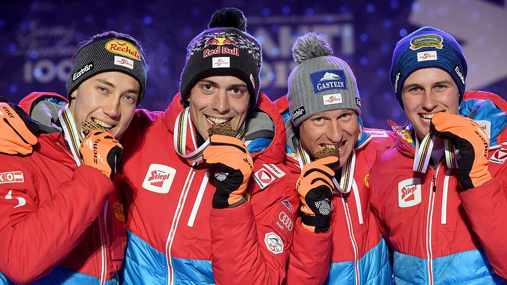 Die nordischen Kombinierer (v.l.n.r.) Mario Seidl, Philipp Orter, Bernhard Gruber und Paul Gerstgraser feiern Bronze.