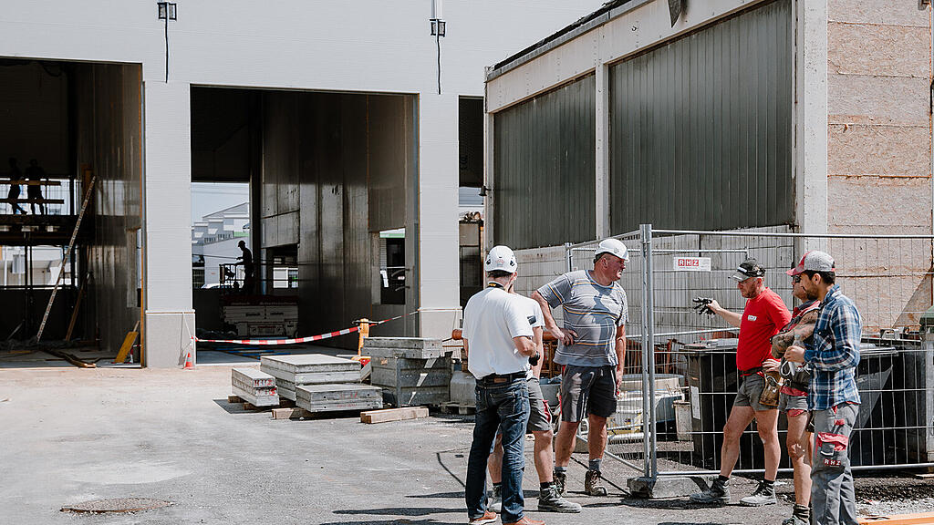 Bauarbeiter vor Hitze schützen, Bau, hitzefrei,