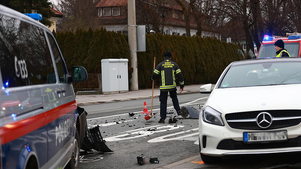 Polizeiauto contra Auto auf Münchner Bundesstraße