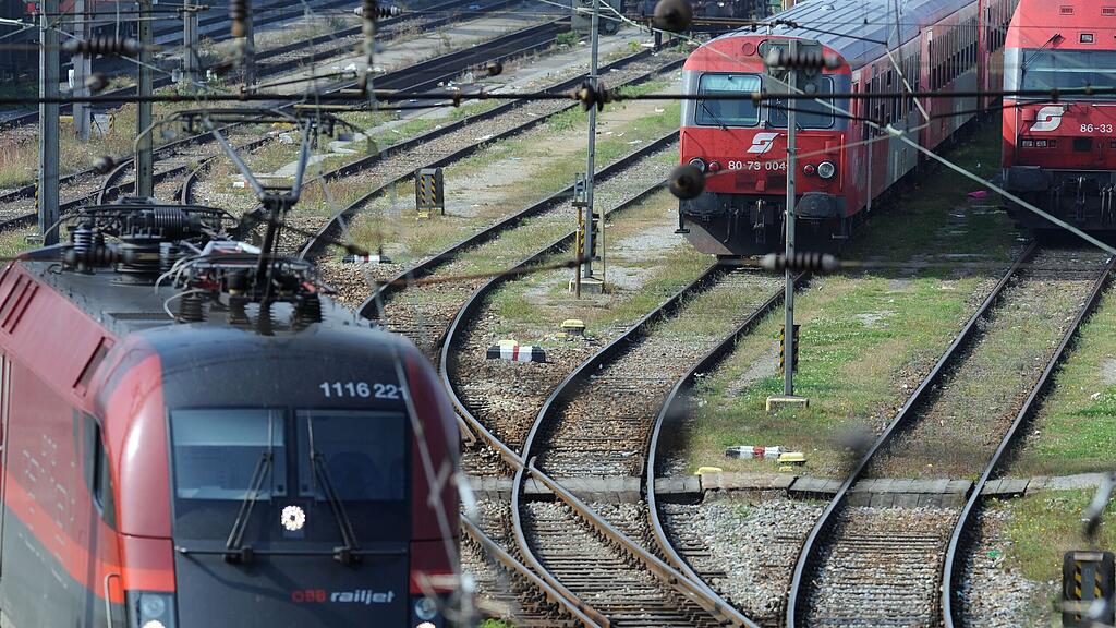 Der Lokführer stieg aus einem fahrenden Güterzug aus (Symbolbild).