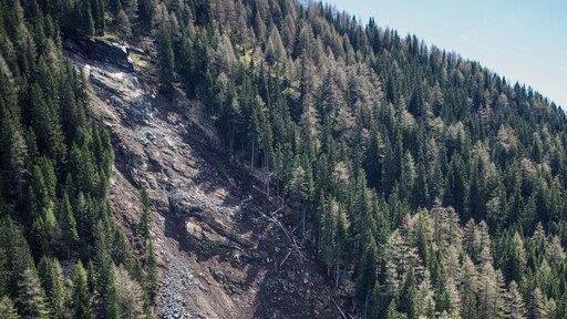 Massiver Felssturz auf Felbertauernstraße vor Matrei in Osttirol