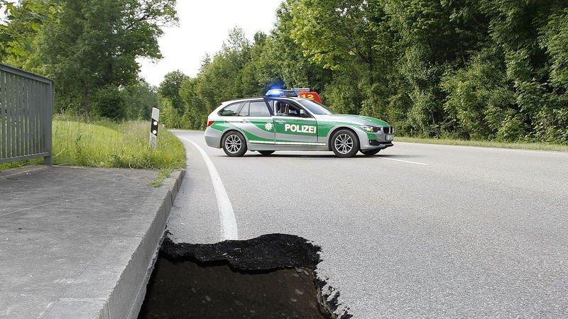 Vier Meter tiefes Loch auf B20