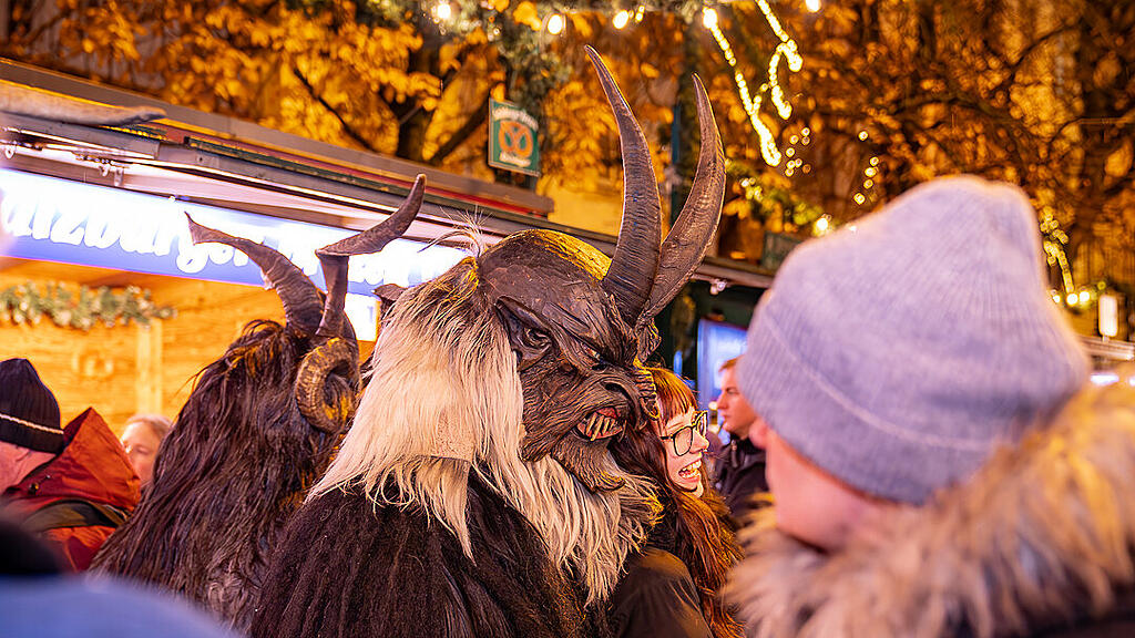 Alt Gnigler Krampusse beim Weihnachtsmarkt am Mirabellplatz