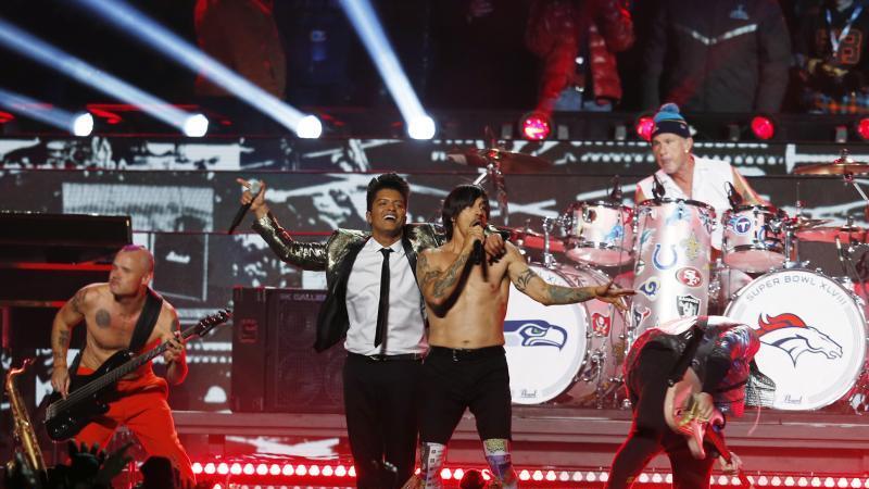 Bruno Mars & Red Hot Chili Peppers live beim Super Bowl 2014