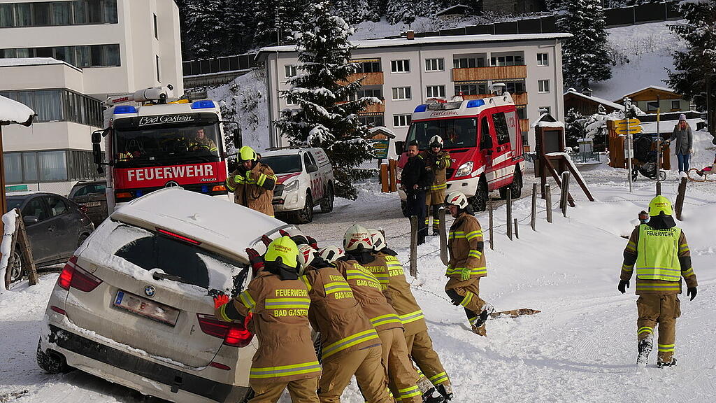 Bad Gastein: Auto rutscht von Straße