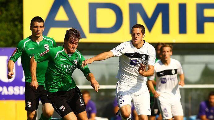 Nico Mayer (re.) war mit seinen drei Toren der Matchwinner für den Regionalliga-Leader.