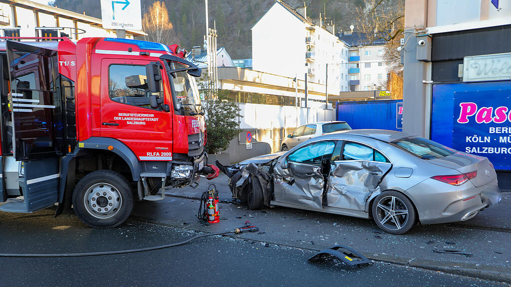 feuerwehrfahrzeug gegen pkw