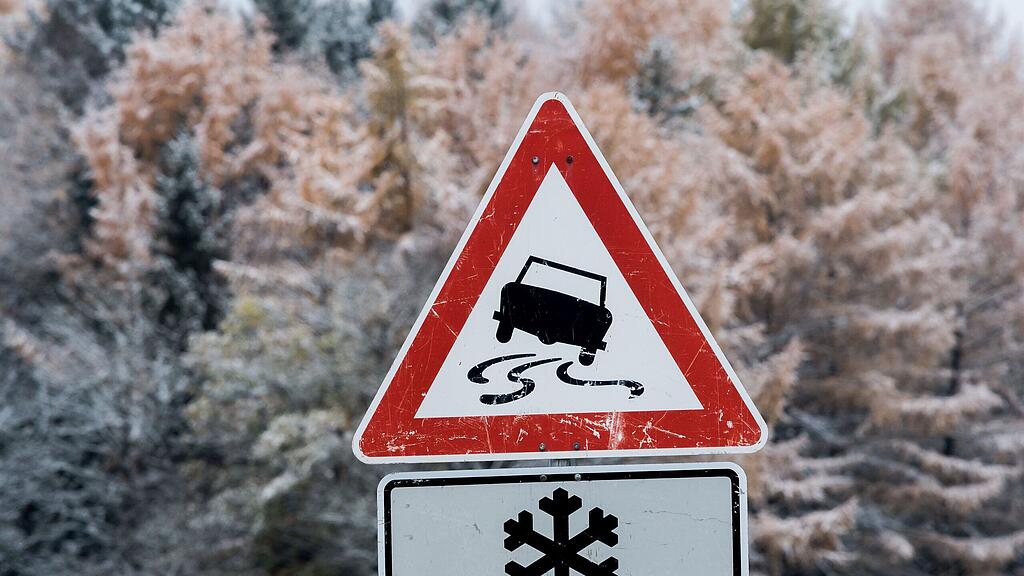 Auf der B158 herrschten winterliche Fahrverhältnisse. (Symbolbild)