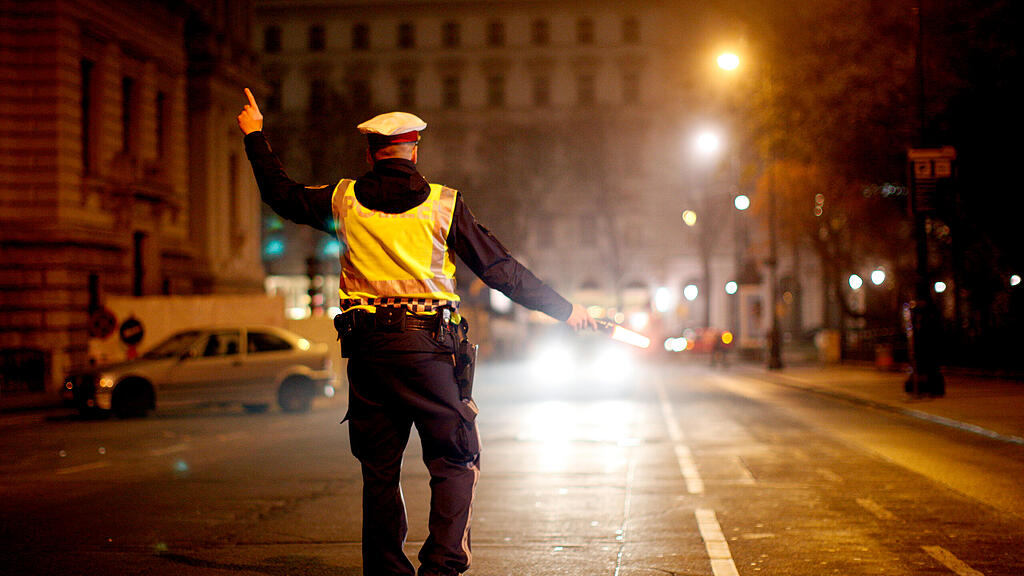 Polizeikontrolle, Fahrzeugkontrolle, Alkomat, Alkotest, Polizei, Polizist, Nacht, SB