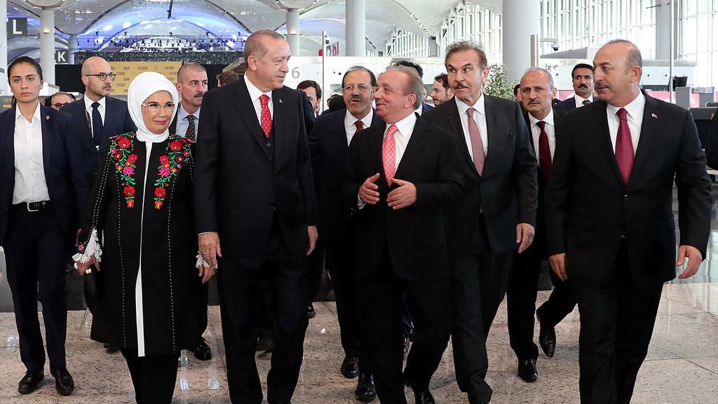 Riesiger Flughafen in Istanbul eröffnet