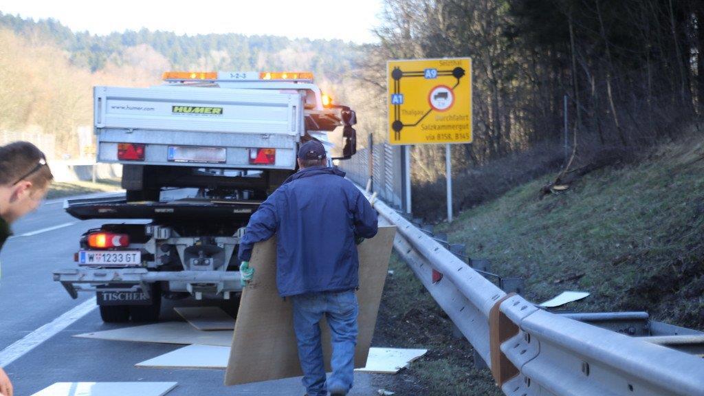 Ladegut auf A1 verstreut