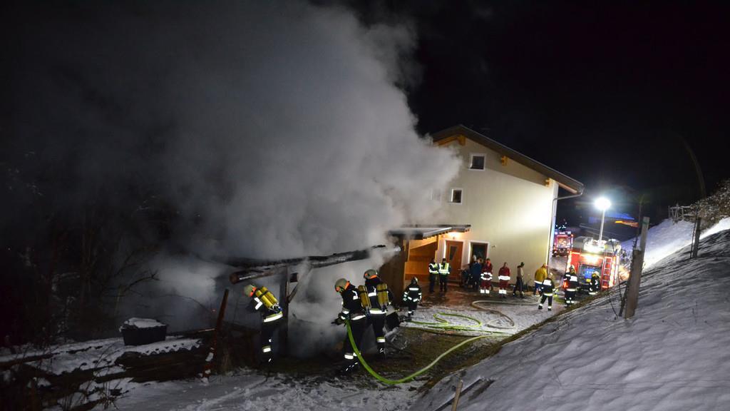 Holzstoß brennt in St. Johann nieder