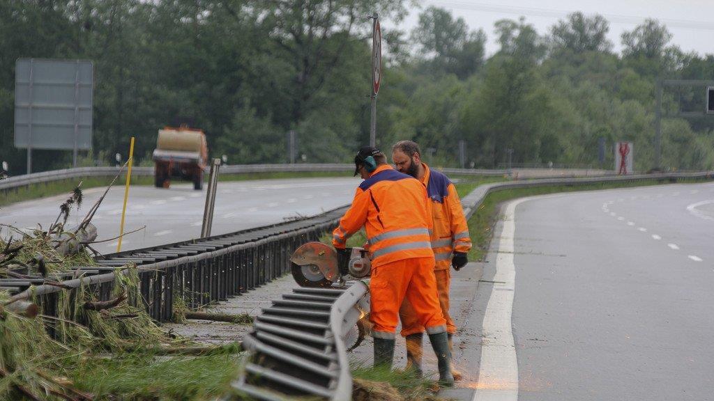 Aufräumarbeiten an der A8