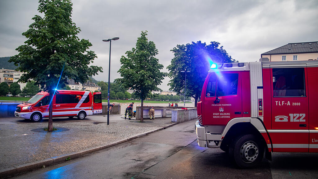 Feuerwehr baut Hochwasserschutz auf