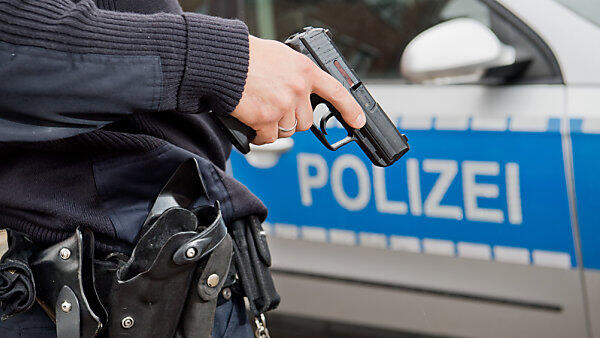 Die Polizisten griffen zur Waffe