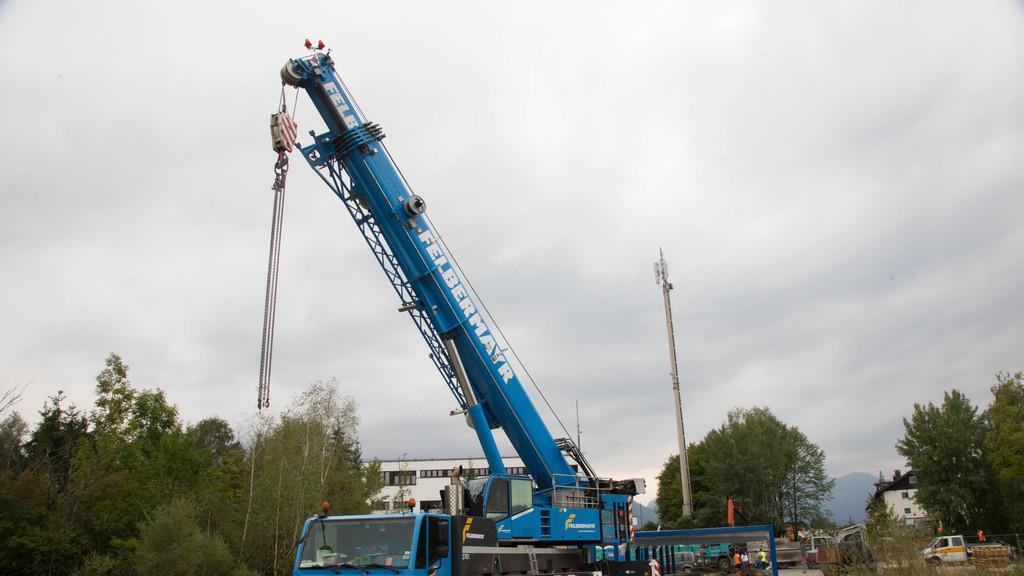 Aufbau der Container in der Schwarzenbergkaserne
