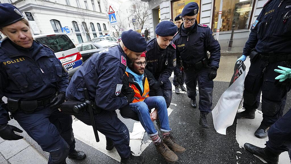 Klebe-Protest vor Wiener Schulen