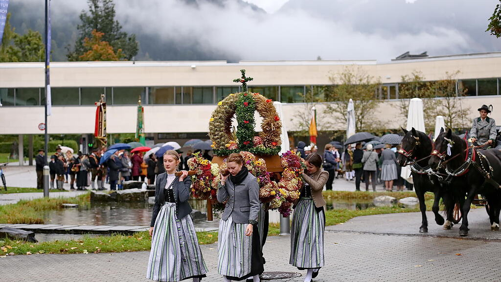 Bad Hofgastein feiert Erntedankfest und Altarweihe