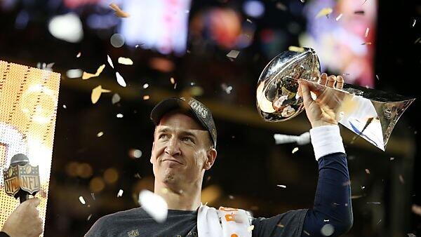 Peyton Manning mit der heiß begehrten Trophäe