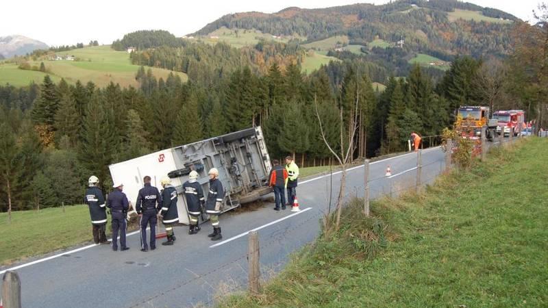 Lkw-Anhänger umgekippt