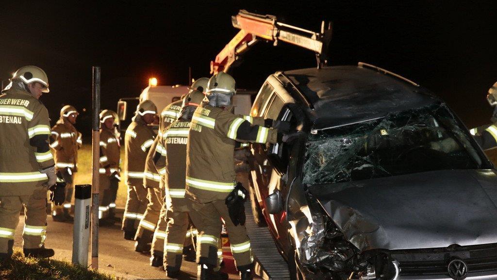 Abtenau: Pkw mit fünf Insassen prallt auf B162 gegen Baum
