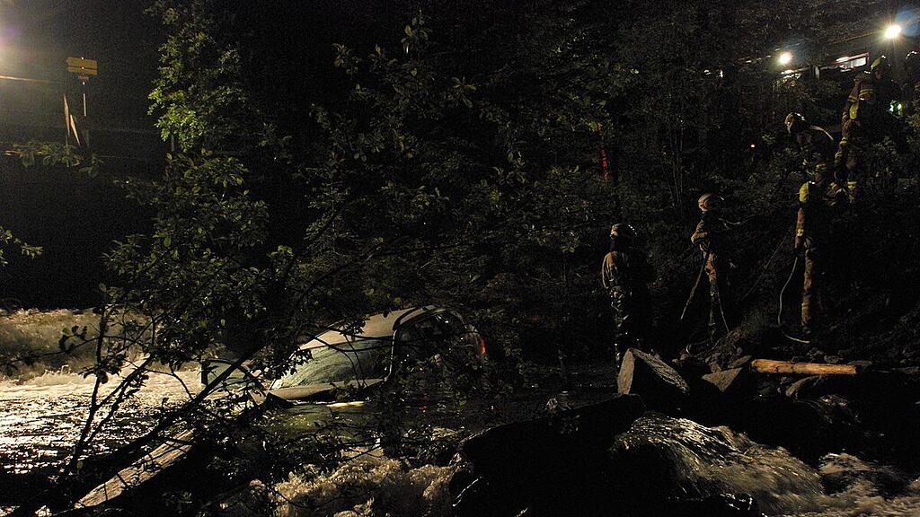 Bad Gastein: Auto stürzt in Bach