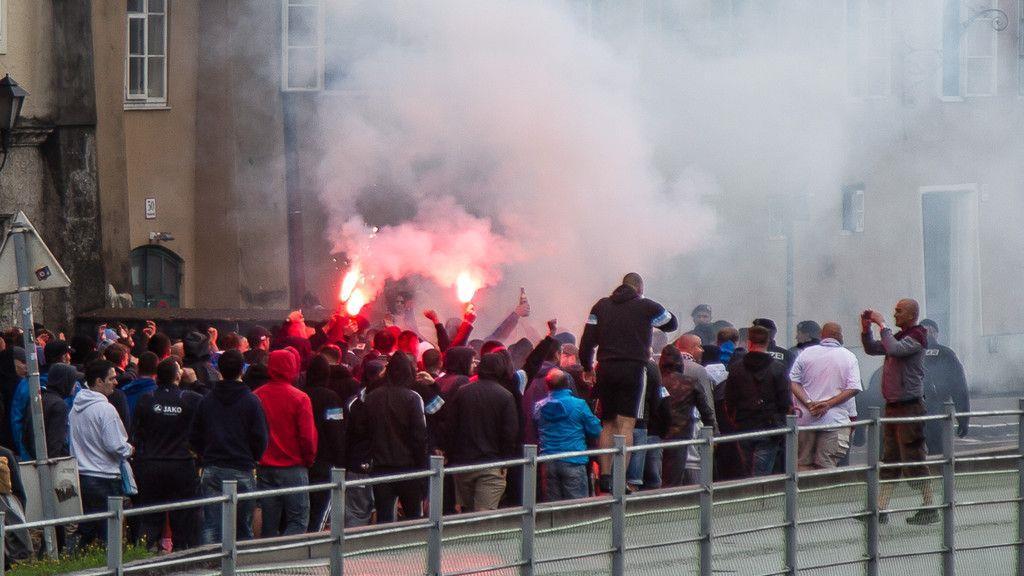 Kroatische Fans marschieren durch Altstadt