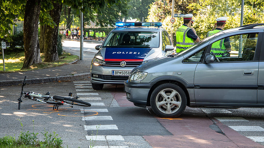 Salzburg-Süd: Auto erfasst Radfahrerin (9)