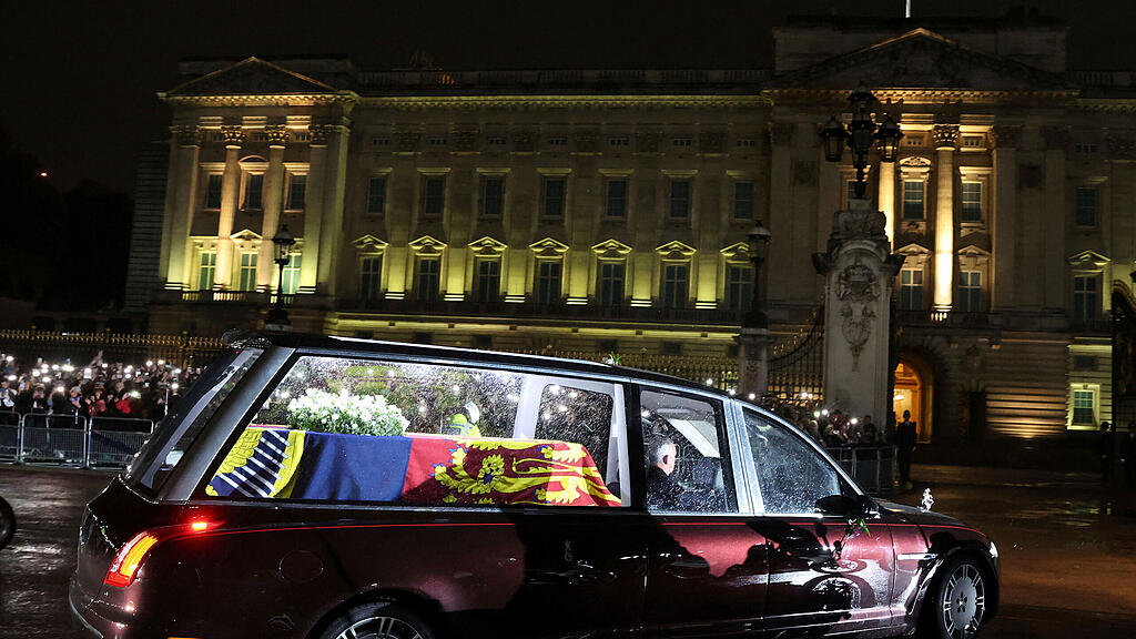 Queen_Buckingham Palace