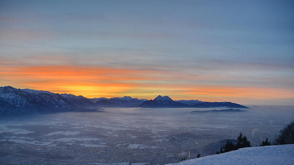 1. Adventlichterlflug der Paragleiter \u00fcber der Stadt Salzburg