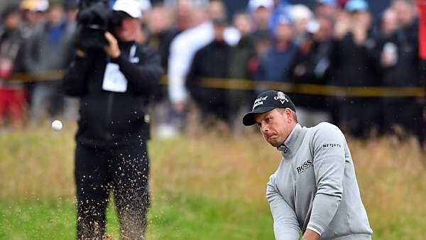 Schwede Henrik Stenson bei schlechten Bedingungen an die Spitze