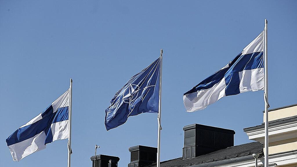 NATO-Flagge vor dem Außenministerium in Finnland