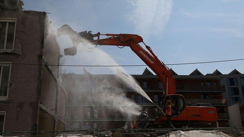Bagger frisst sich durch Wohnblock