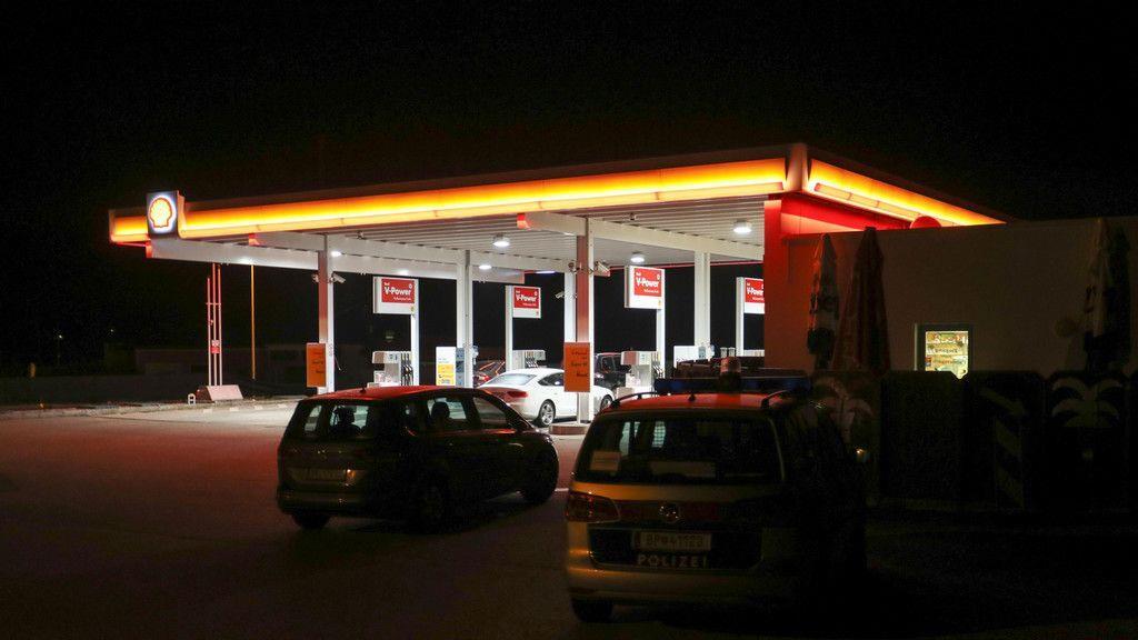 Unbekannter überfällt Tankstelle in Lochen