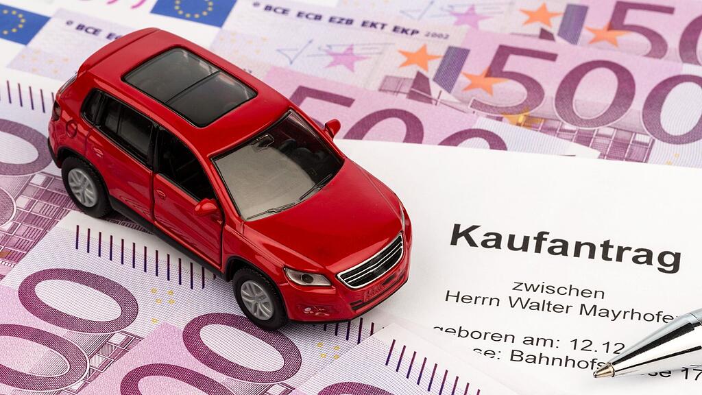 Der Autoverkäufer fälschte die Verträge.