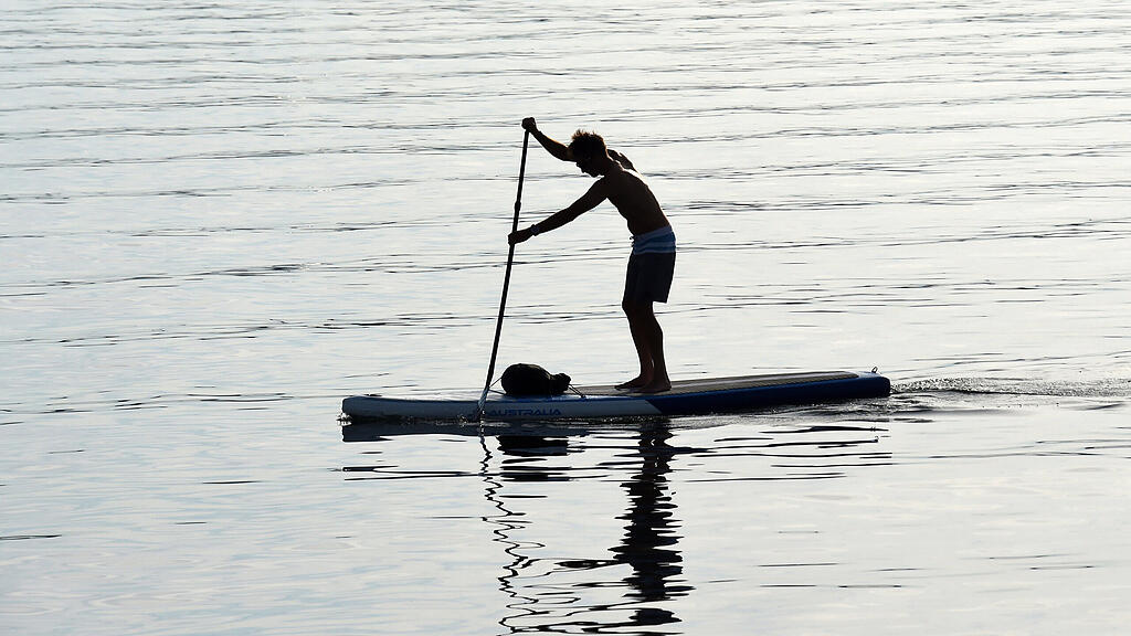 Ein Stand-Up-Paddler eilte den Frauen zu Hilfe. (Symbolbild)
