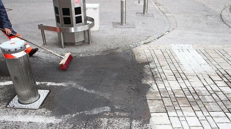 Deutscher Pkw prallt in Poller