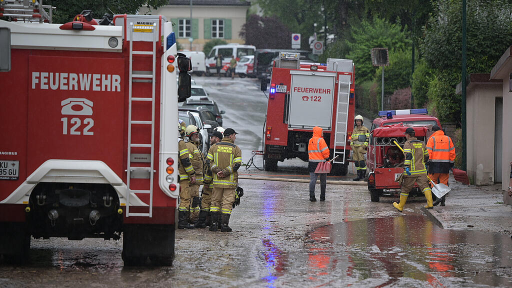 Aufräumarbeiten nach Überschwemmungen in Kufstein