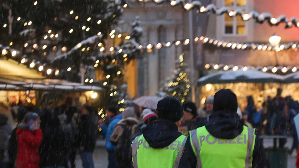 Polizei auf Christkindlmarkt