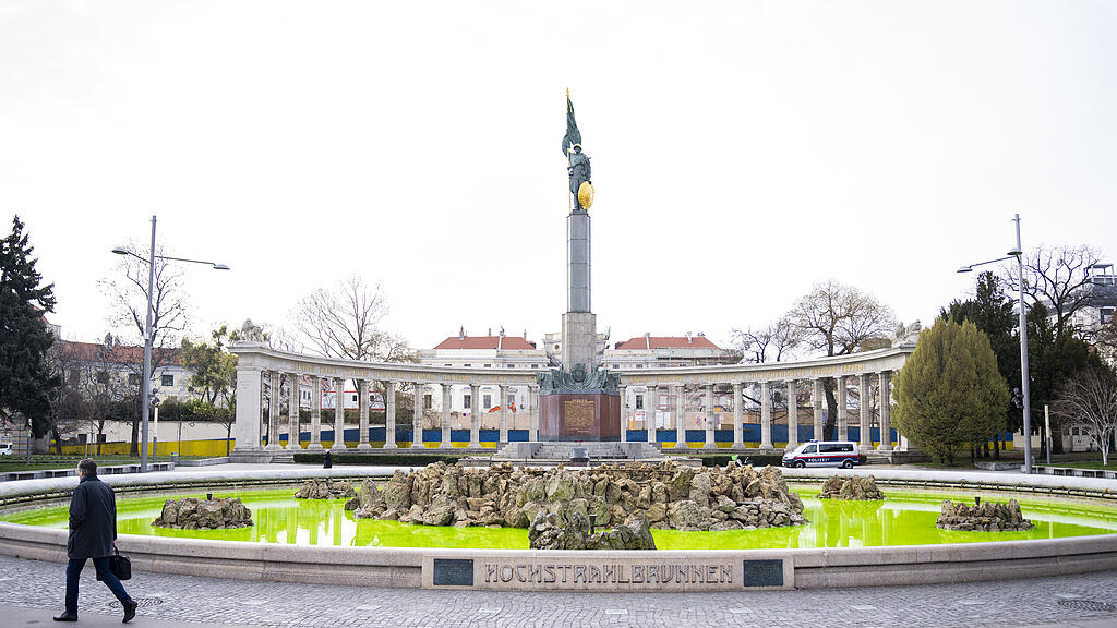 Springbrunnen am Schwarzenbergplatz gr\u00fcn eingef\u00e4rbt